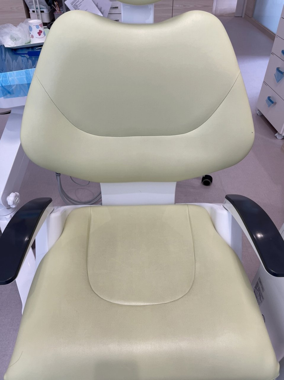 歯科医院のビニールレザー製の椅子　クリーニング前