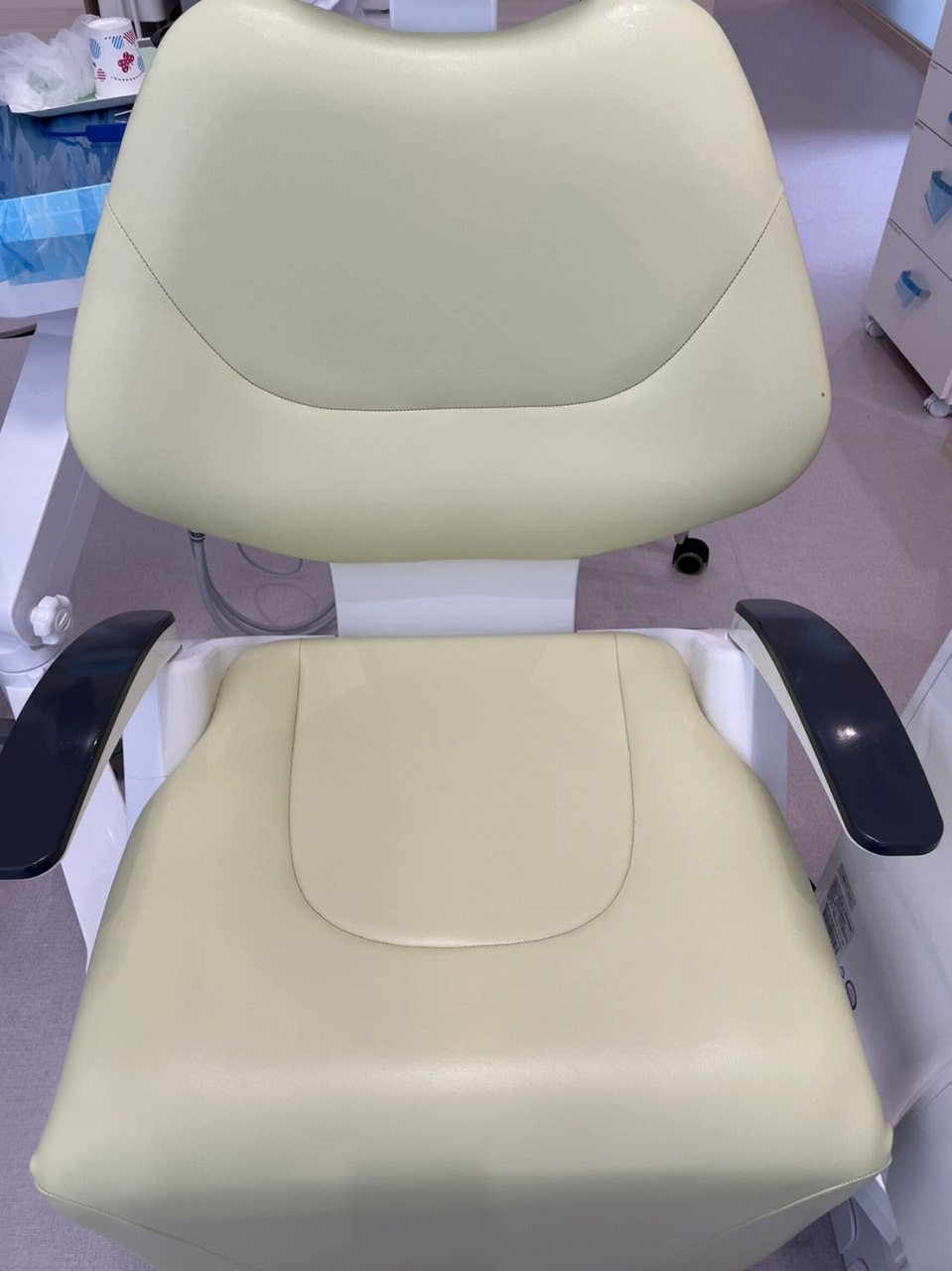 歯科医院のビニールレザー製の椅子　クリーニング後